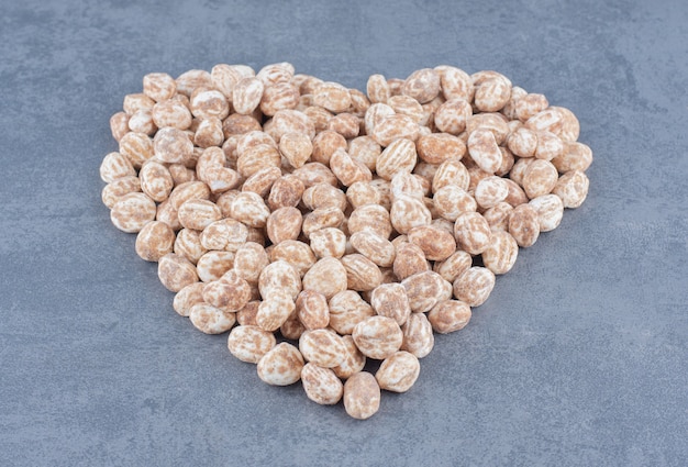 Caramelle dolci alla cannella, sullo sfondo di marmo.