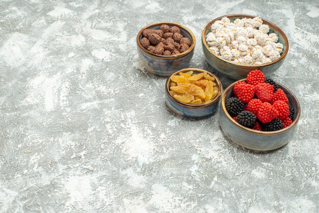 Caramelle dolci vista frontale con confetture su spazio bianco