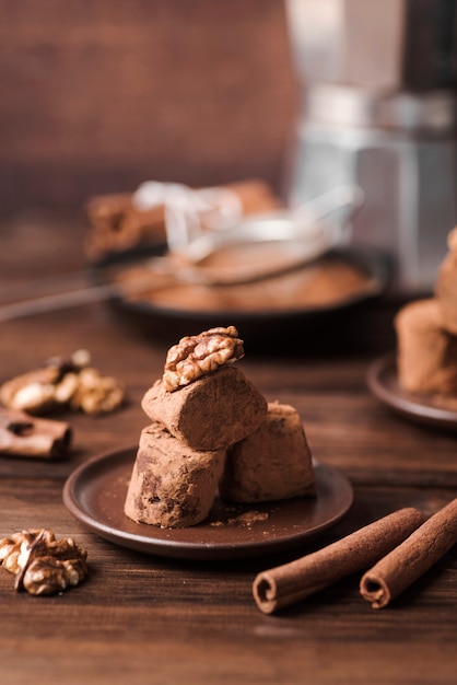 Caramelle gommosa e molle del primo piano coperte di cacao in polvere