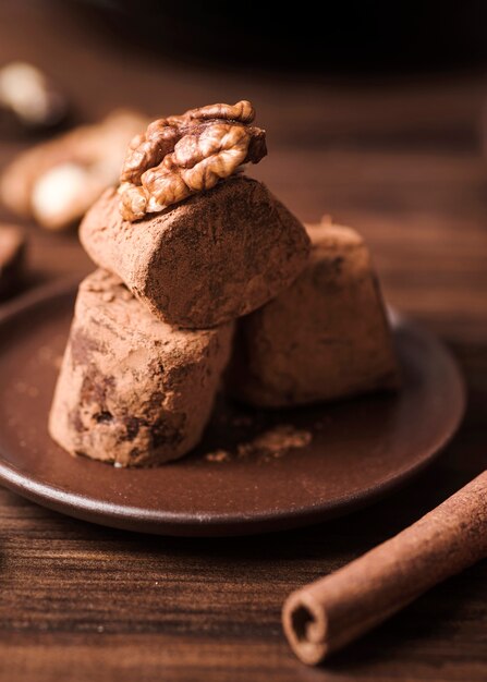 Caramelle gommosa e molle del primo piano coperte di cacao in polvere