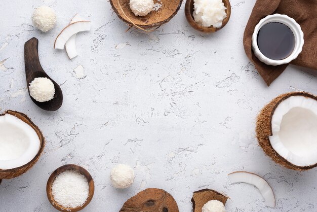 Caramelle senza zucchero con piatto di cocco