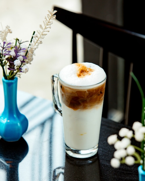 Caramello latte sul tavolo