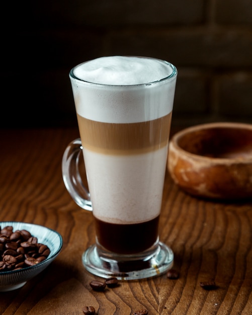 Caramello latte sul tavolo