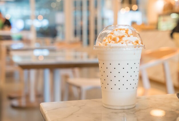 Caramello milkshake sul tavolo