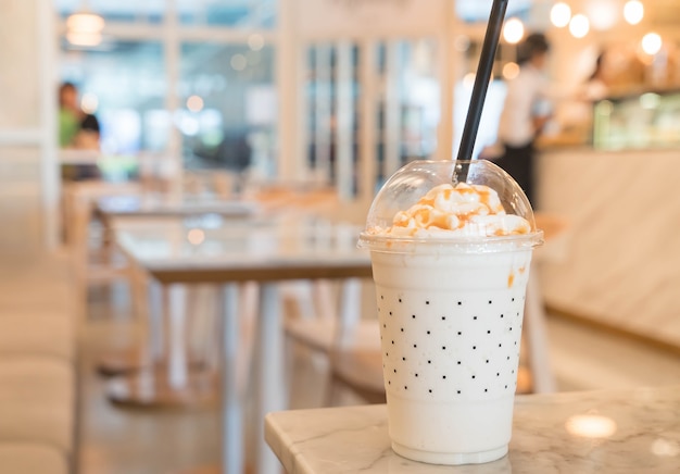 Caramello milkshake sul tavolo