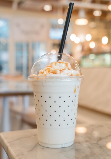 Caramello milkshake sul tavolo