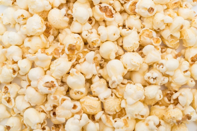 caramello popcorn su bianco