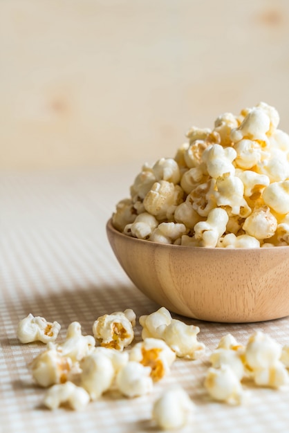 caramello popcorn sul tavolo