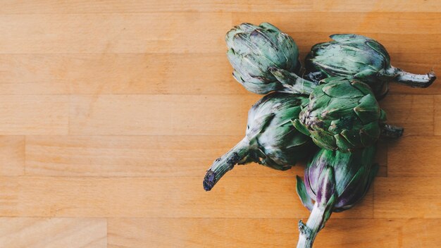 Carciofi su fondo in legno