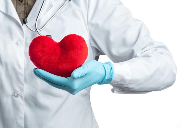 Cardiologo femminile in uniforme che tiene cuore rosso isolato sullo sfondo bianco