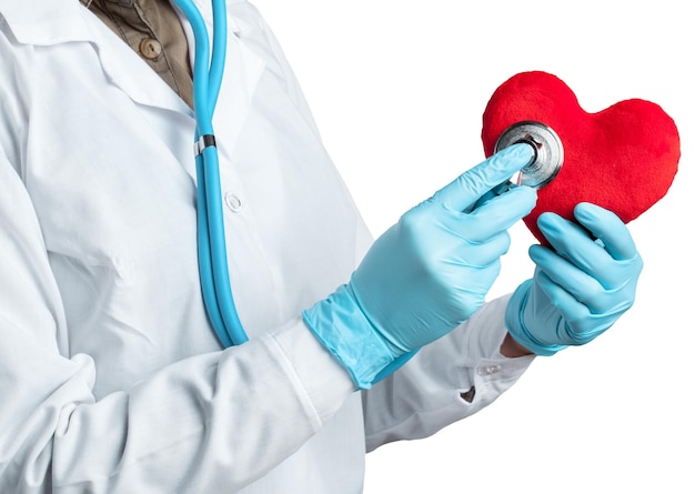 Cardiologo femminile in uniforme che tiene cuore rosso isolato sullo sfondo bianco