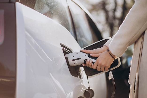 Caricatore che carica elettro automobile vicino in su