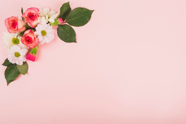 Carina composizione floreale sul rosa