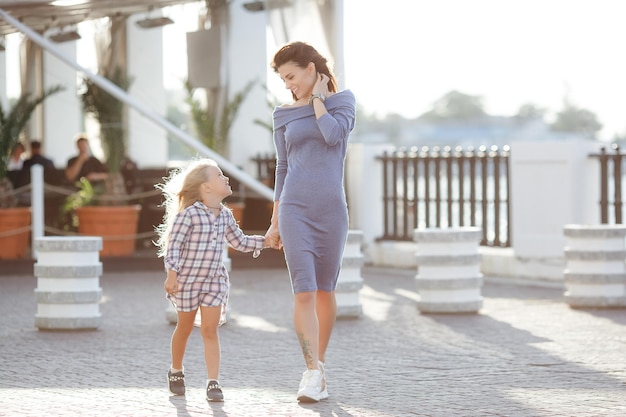 carina madre e sua figlia all'aperto