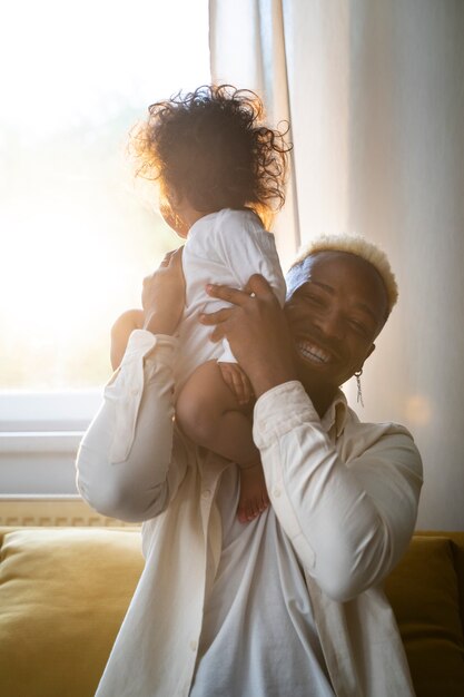 Carino bambino nero a casa con i genitori