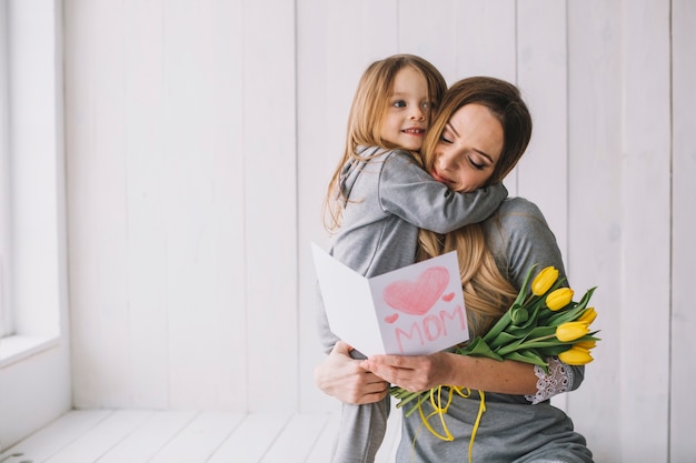 Carino concetto di giorno di madri con madre e figlia