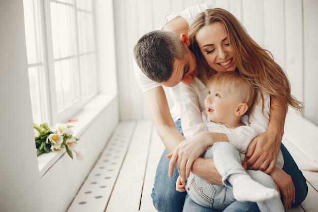 Carino e grande famiglia seduti a casa