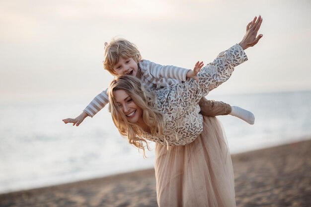 carino madre e bambino all'aperto