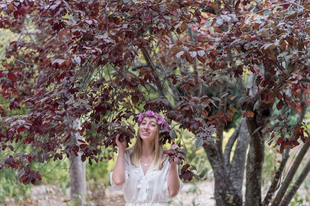 Carino ragazza sorridente nel parco