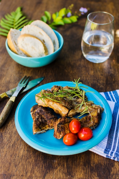 Carne alla griglia con pomodorini e pane