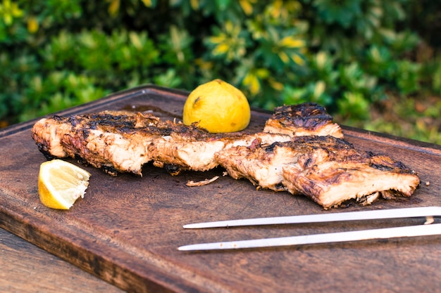 Carne alla griglia e limone a fette sul tavolo