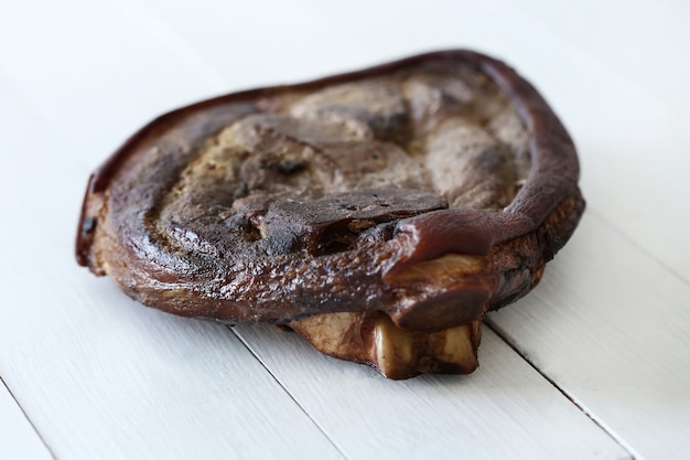 Carne alla griglia sul tavolo di legno