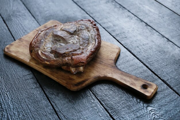 Carne arrostita sul tagliere