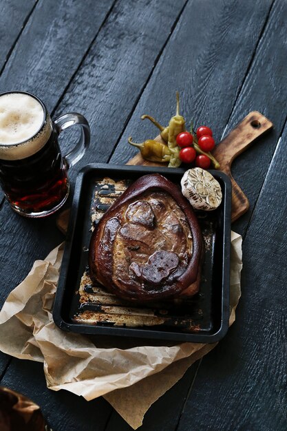 Carne arrostita sulla superficie nera