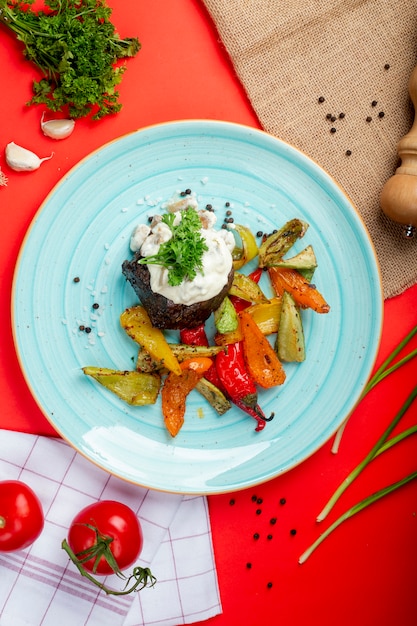 Carne arrosto con panna acida e verdure