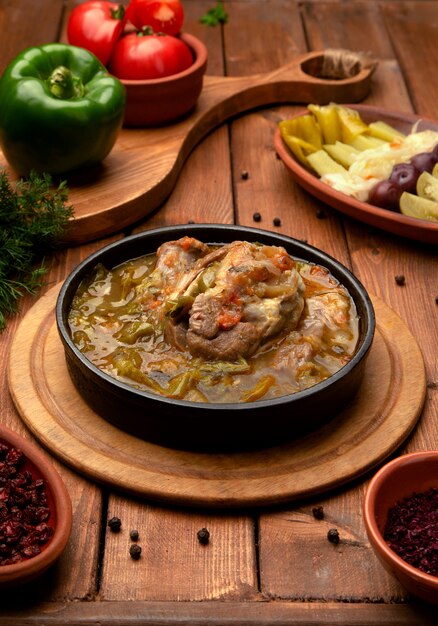 Carne bollita con verdure in vaso