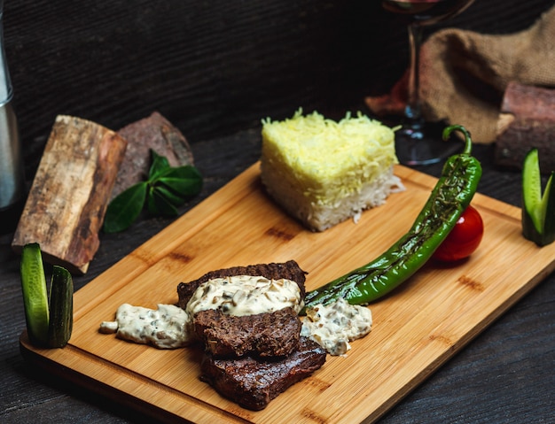 Carne con salsa di funghi cremosa e riso