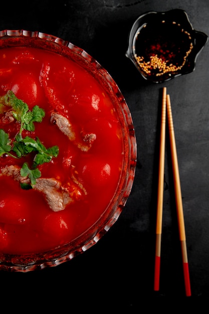 carne con salsa di pomodoro su tavoli neri