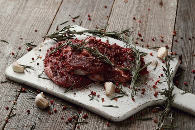 Carne cruda con erbe e spezie