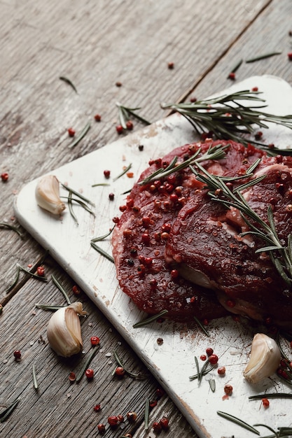 Carne cruda con erbe e spezie