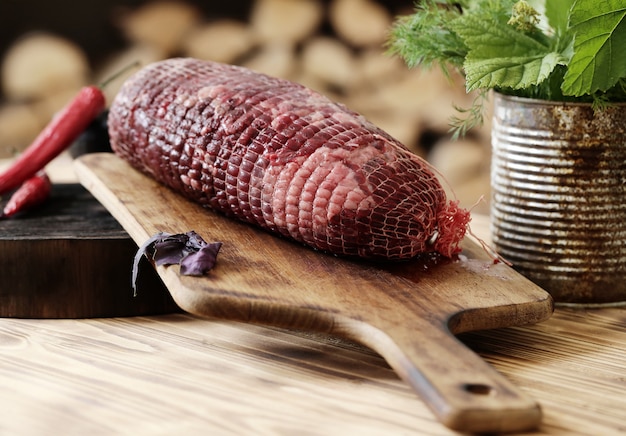 Carne cruda con ingredienti per cucinare il pasto