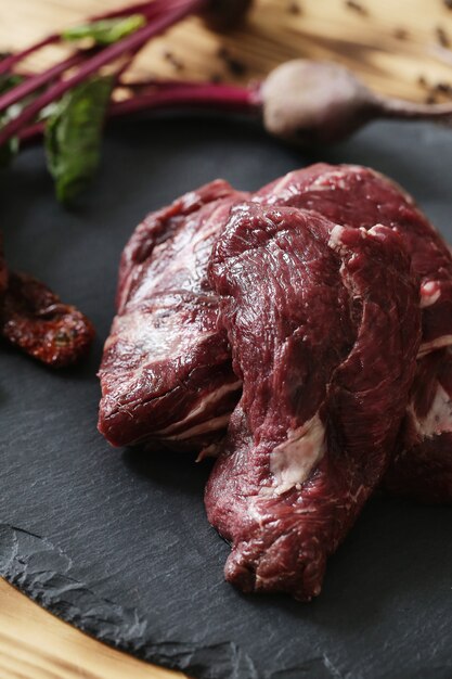 Carne cruda con ingredienti per cucinare il pasto