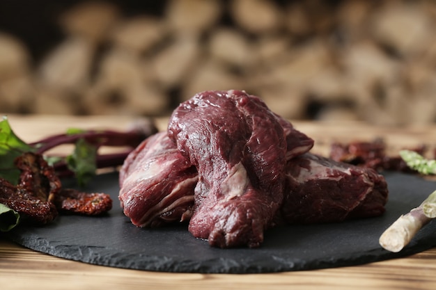 Carne cruda con ingredienti per cucinare il pasto