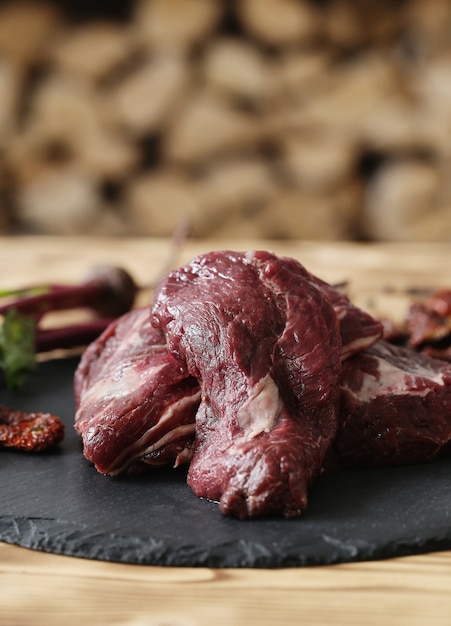 Carne cruda con ingredienti per cucinare il pasto