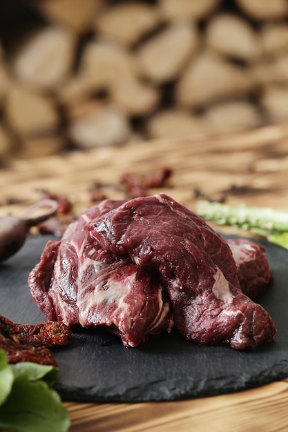 Carne cruda con ingredienti per cucinare il pasto