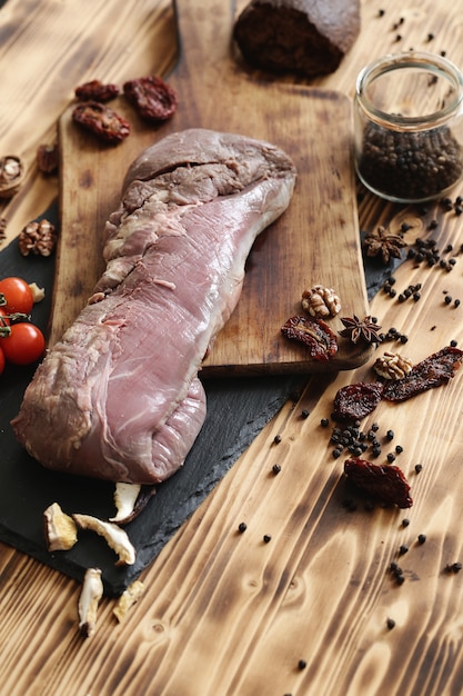 Carne cruda con ingredienti per cucinare il pasto