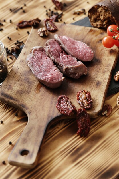 Carne cruda con ingredienti per cucinare il pasto