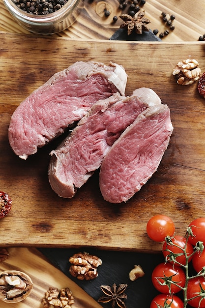 Carne cruda con ingredienti per cucinare il pasto