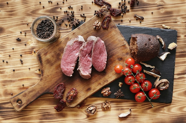 Carne cruda con ingredienti per cucinare il pasto