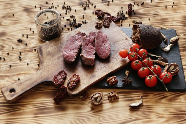 Carne cruda con ingredienti per cucinare il pasto