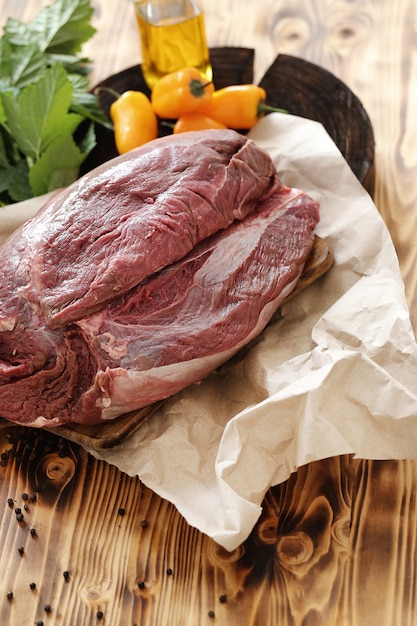 Carne cruda con ingredienti per cucinare il pasto