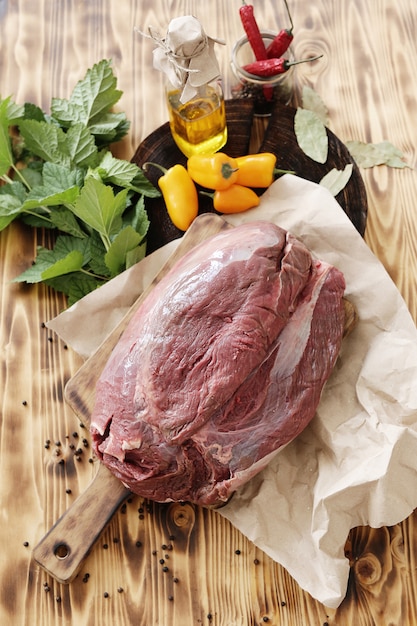 Carne cruda con ingredienti per cucinare il pasto