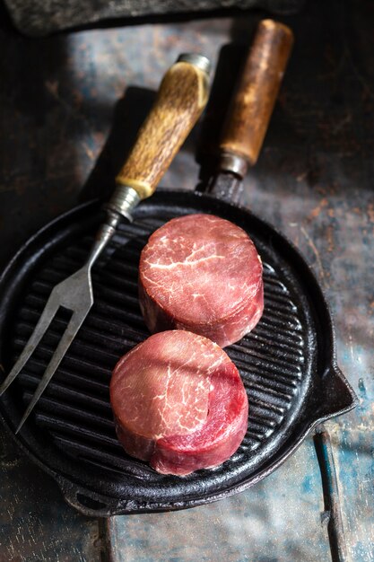 Carne cruda sulla disposizione del piatto