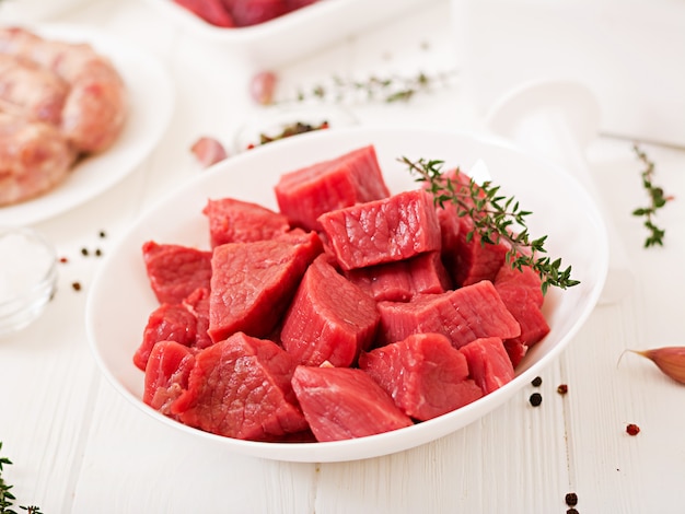 Carne cruda tritata. Il processo di preparazione della carne forzata per mezzo di un tritacarne. Salsiccia fatta in casa Carne di manzo macinata.