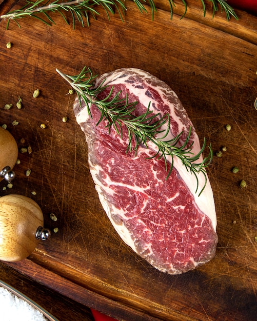 Carne di bistecca con vista dall'alto di pepe al rosmarino