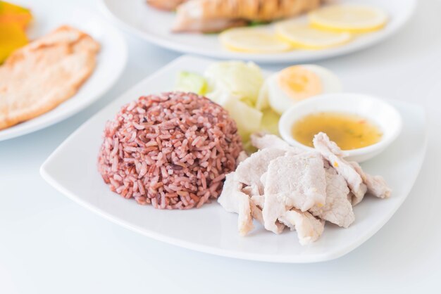 Carne di maiale a vapore con salsa piccante e limone con riso alla bacca